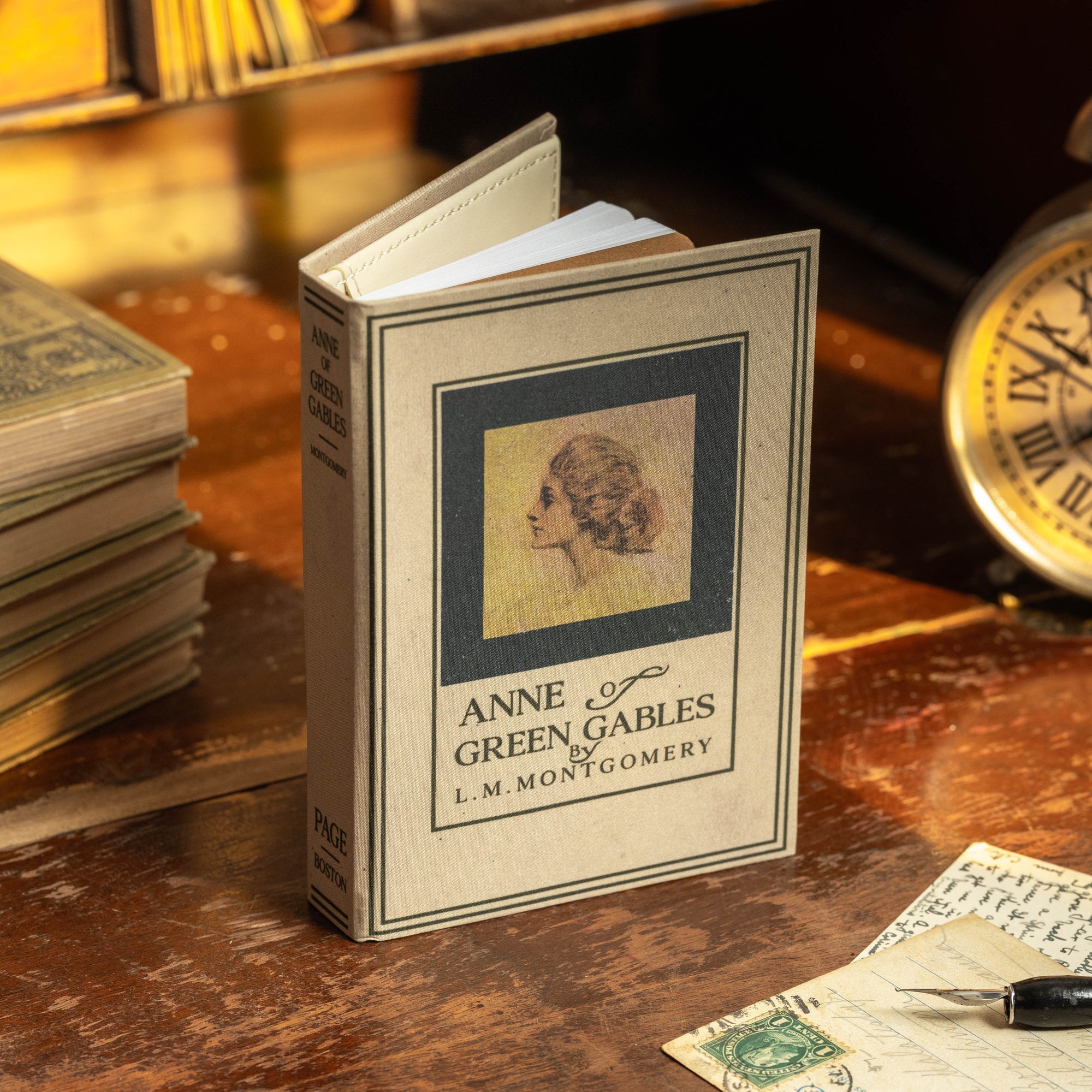&#39;Anne of Green Gables&#39; by Lucy Maud Montgomery 1908 Passport/Notebook Wallet